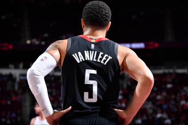 雷速赛事直播app-深圳队完胜四川队，范弗利特高光表现