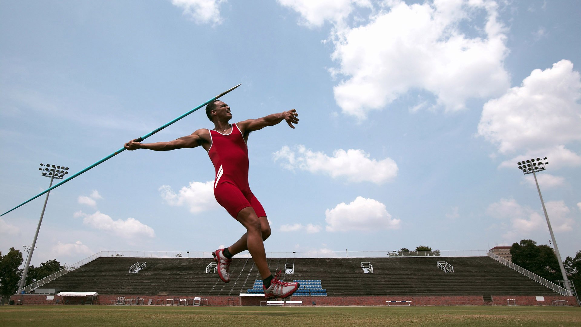 雷速体育-红牛车队鏖战迈凯伦，诺里斯状态火热，新王者的挑战与旧霸主的反击